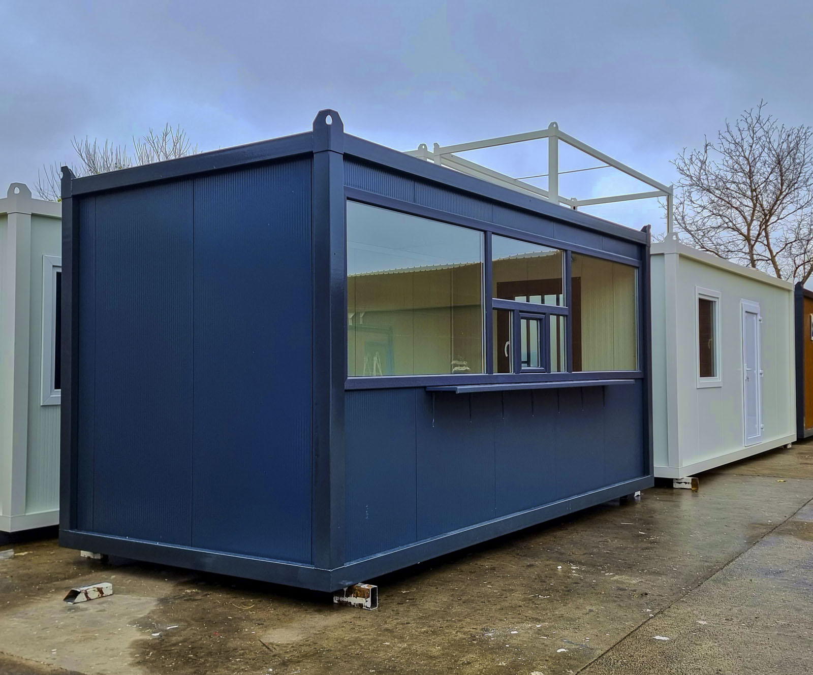 Antracit-kontejner-sa-malim-prozorom-u-sredini