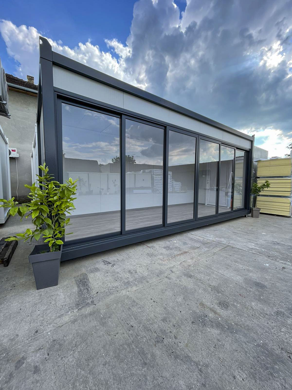 Beli-kontejner-sa-kliznim-staklima