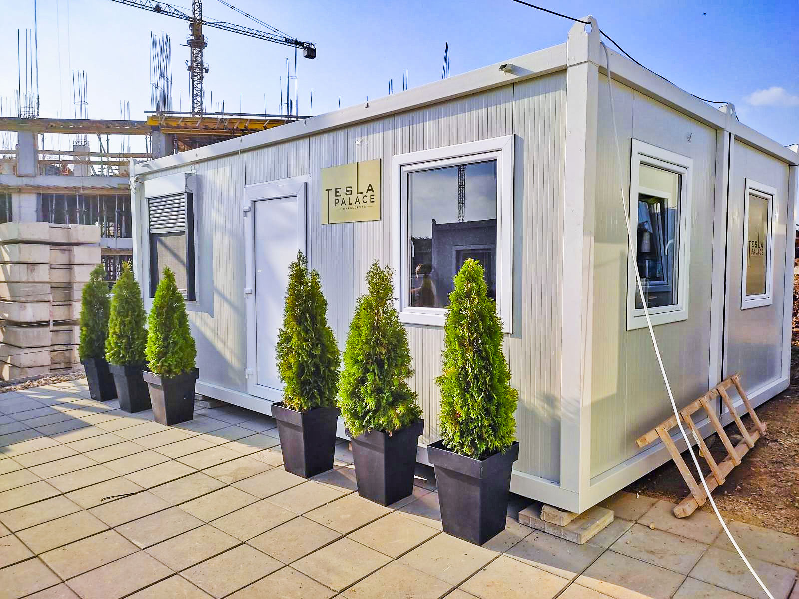 Beli-poslovni-objekat