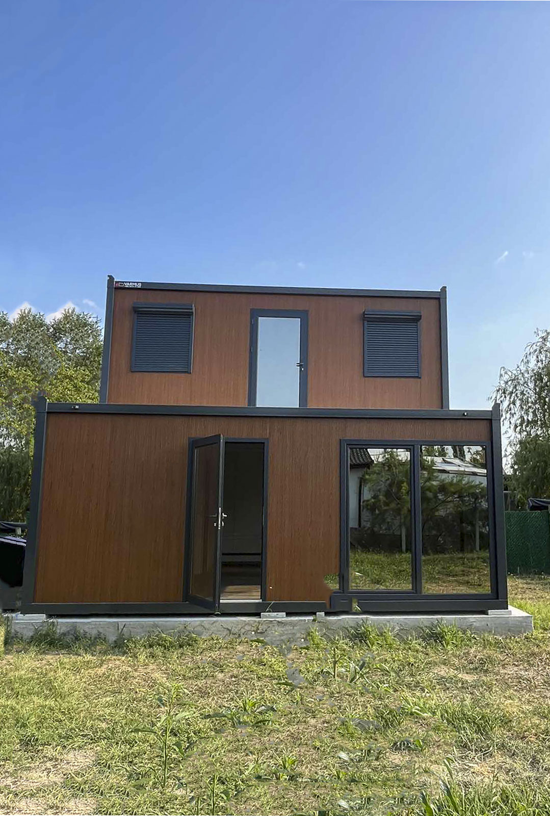 Dekoru-drveta-na-sprat-sa-dva-kontejnera-dole-i-jednim-gore-sa-terasom