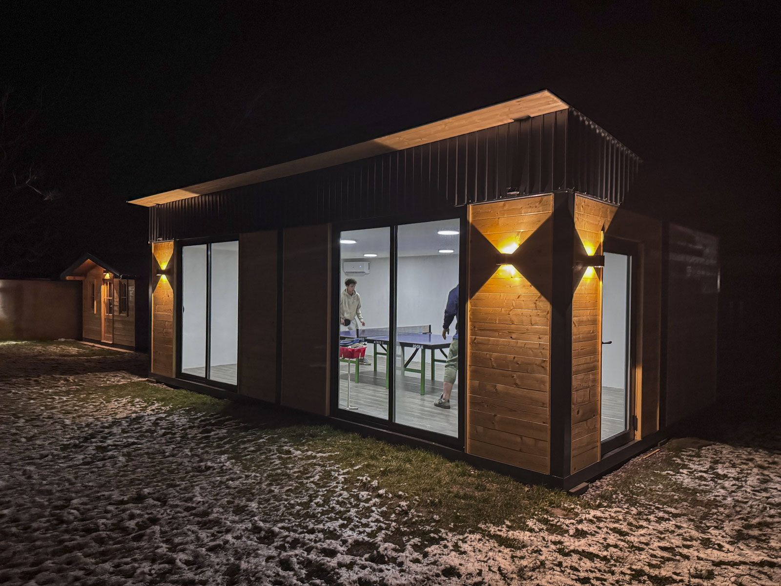 Duplex-od-8metara-sa-krovom-i-svetlima-napolju