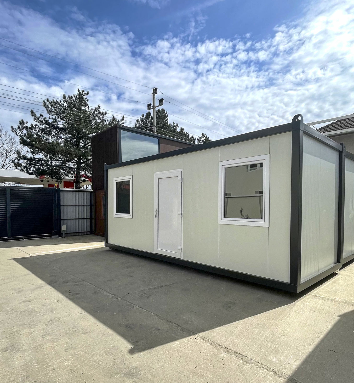 Gradjevinski-kontejner-sa-dva-prozora