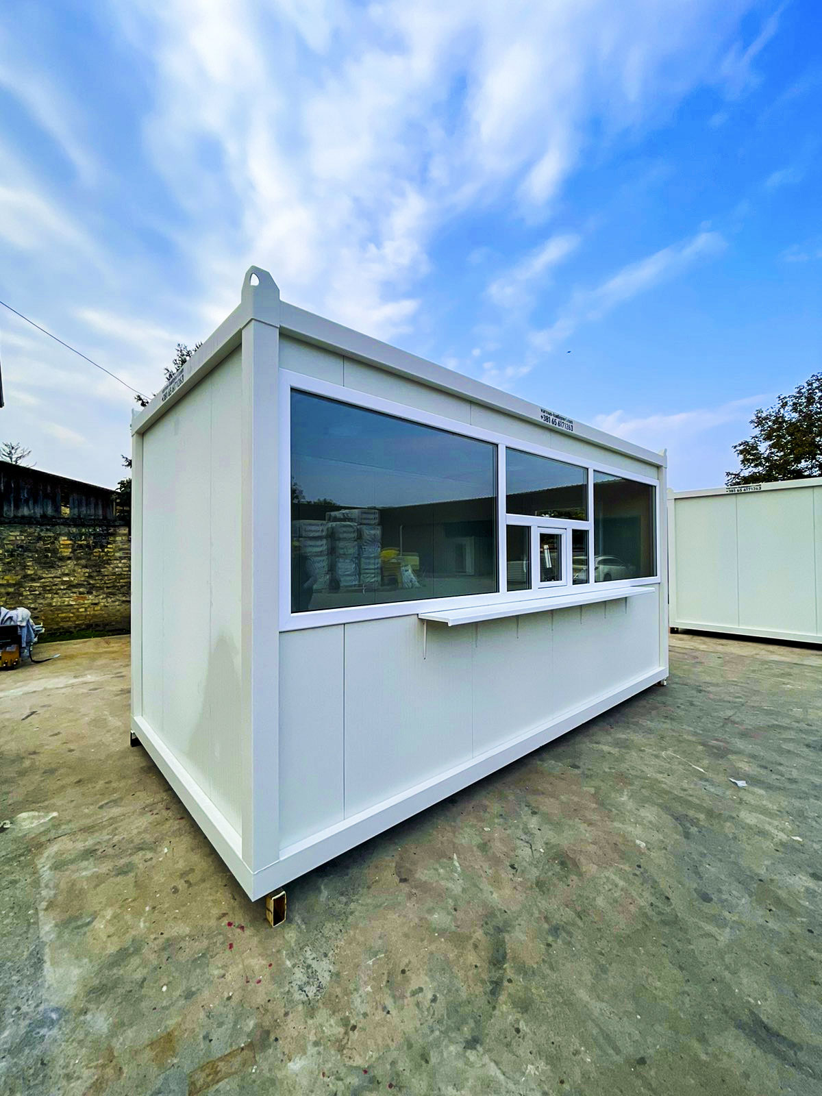 Kiosk-sa-velikim-staklenim-poljima