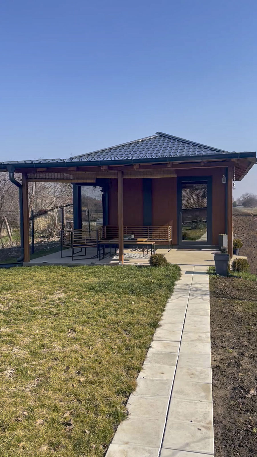 Kuca-sa-krovom-napred