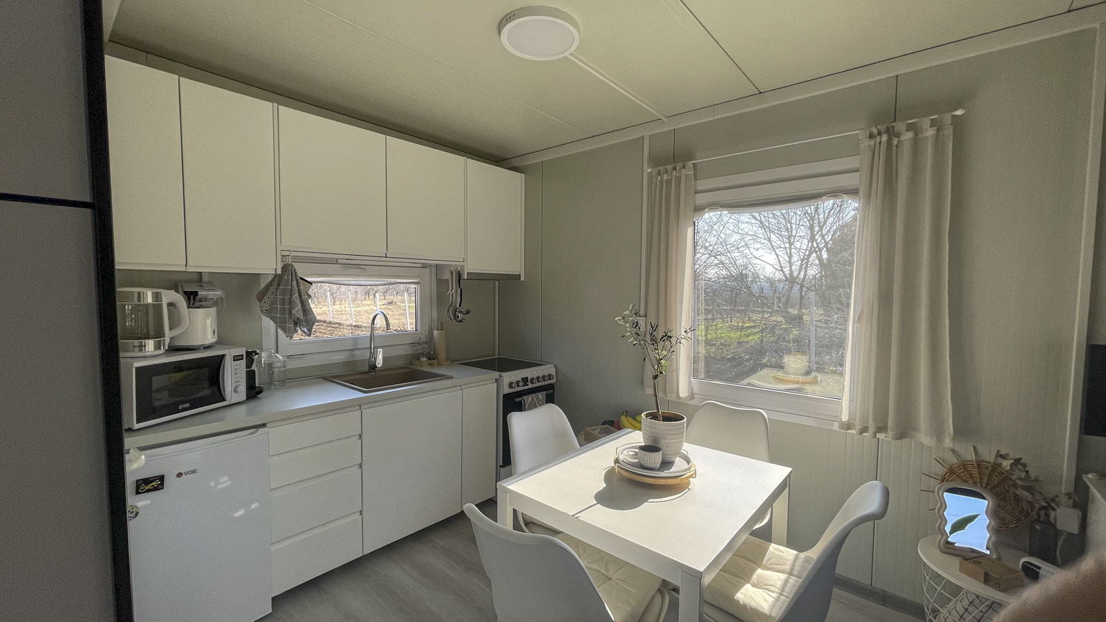 Kuhinja-sa-trpezarijom-u-kontejneru