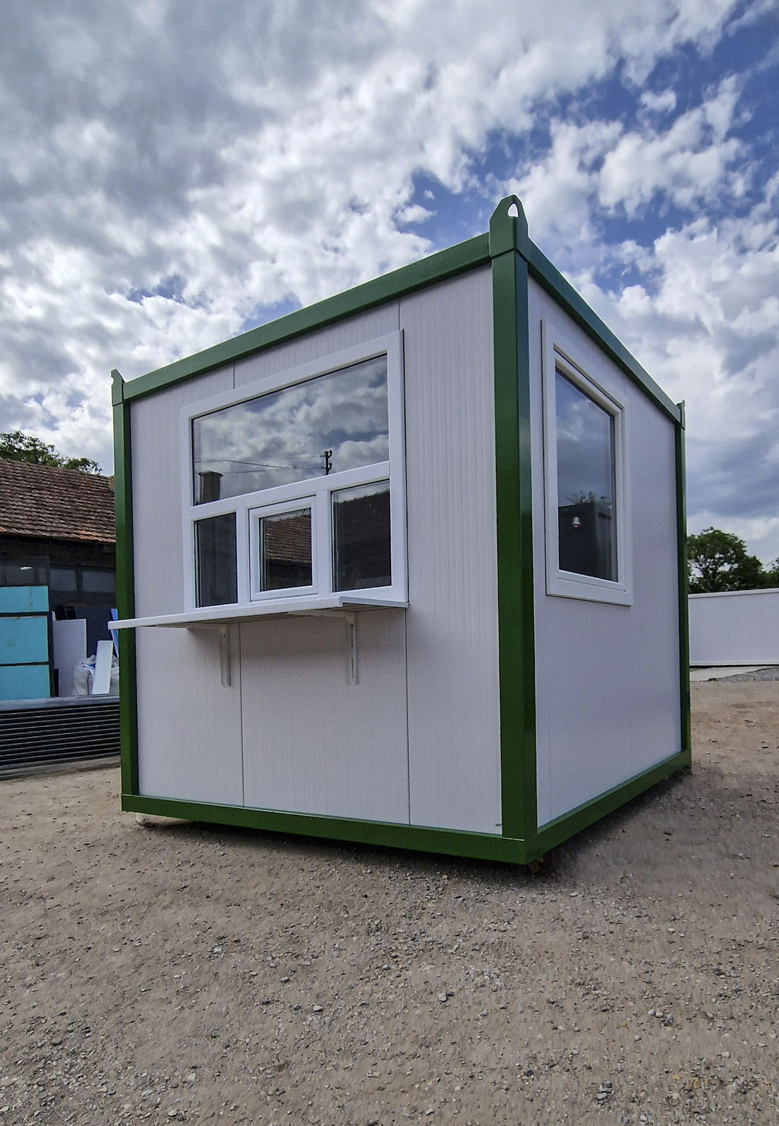 Mali-kiosk-sa-zelenim-ramom