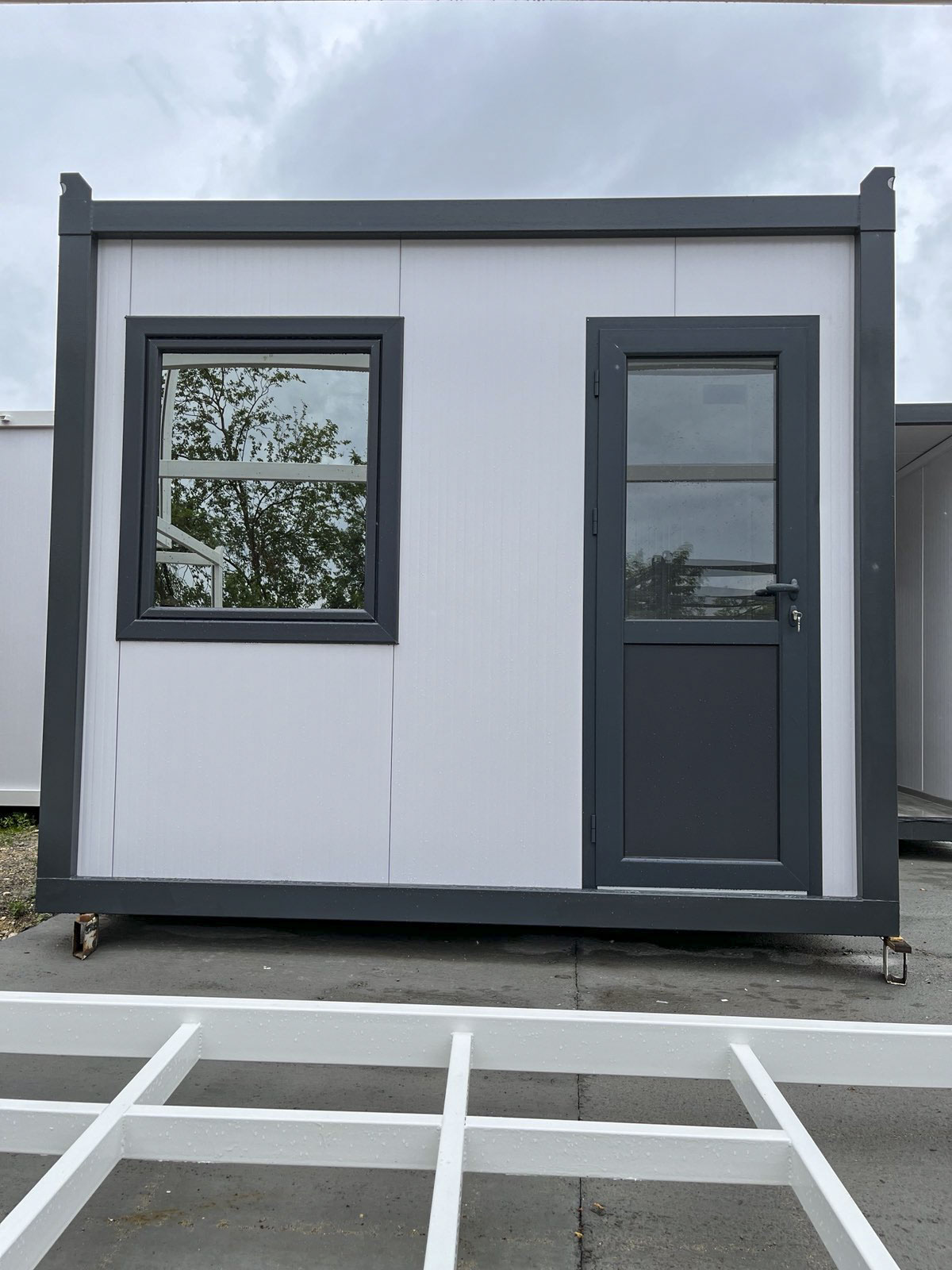 Mali-objekat-sa-polu-staklom-na-vratima