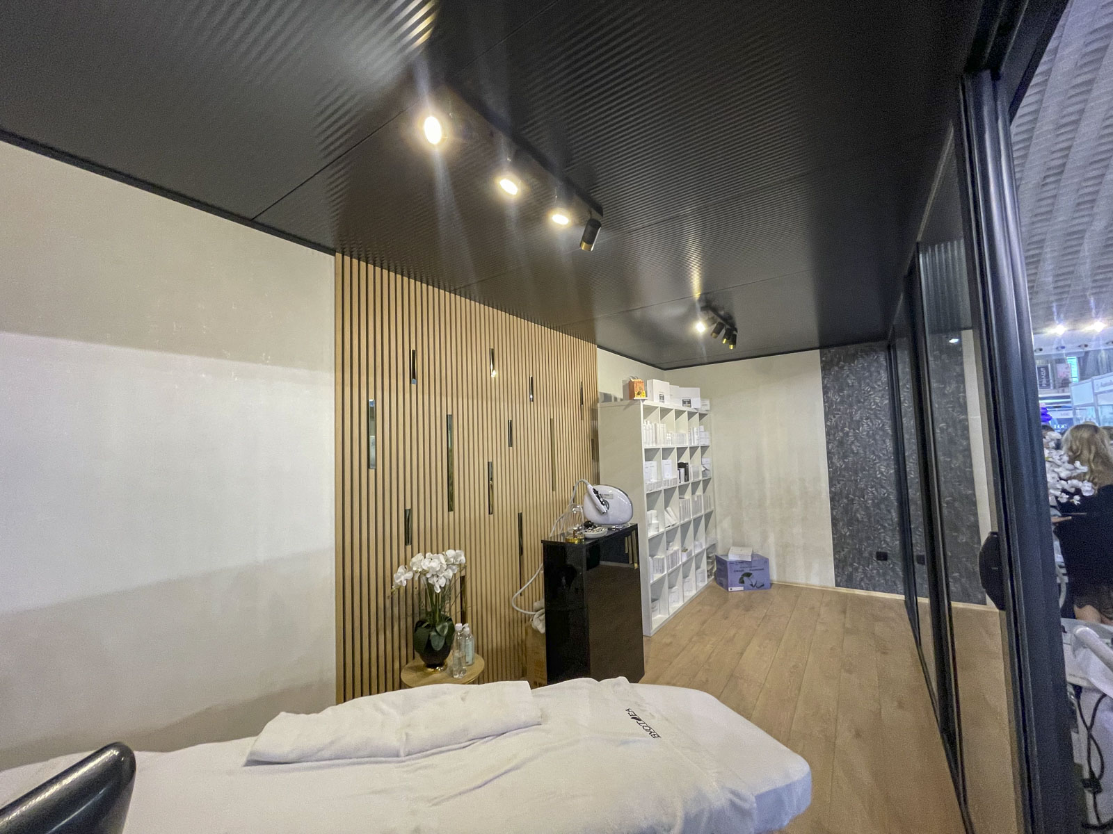 Poslovni-objekat-sa-upaljenim-svetlima