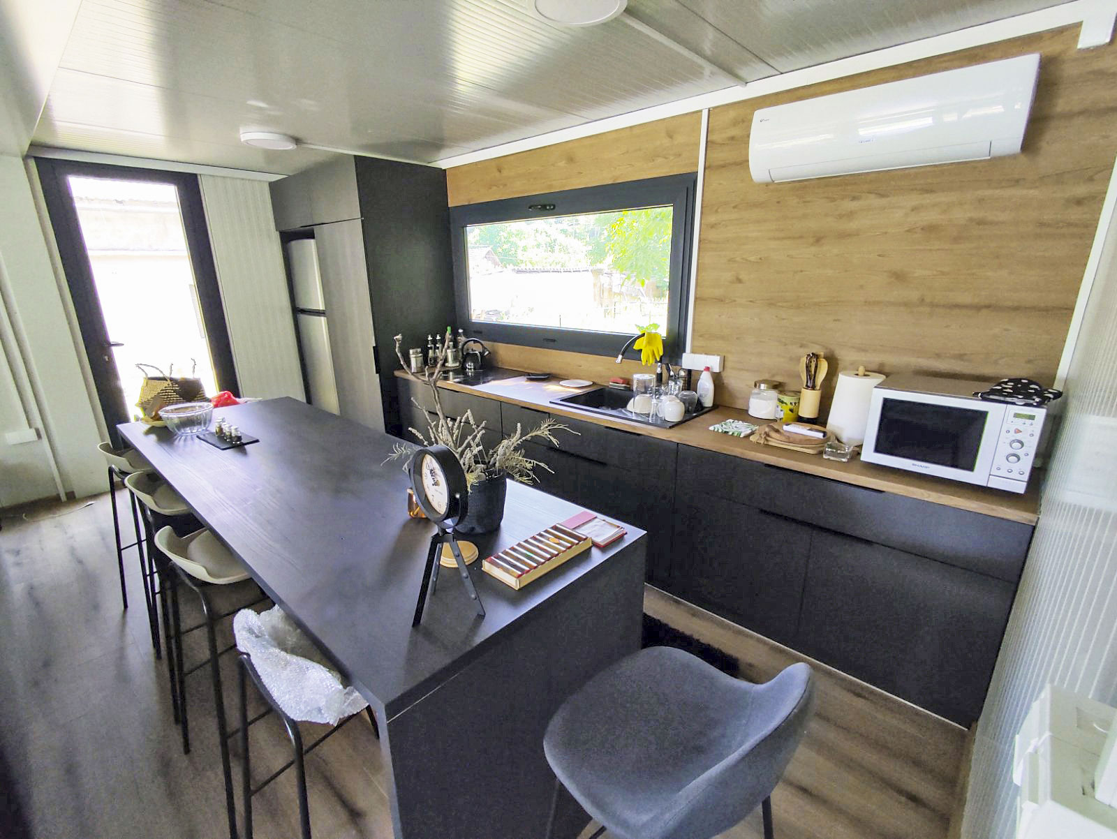 Stambeni-kontejner-unutrasnjost-kuhinja