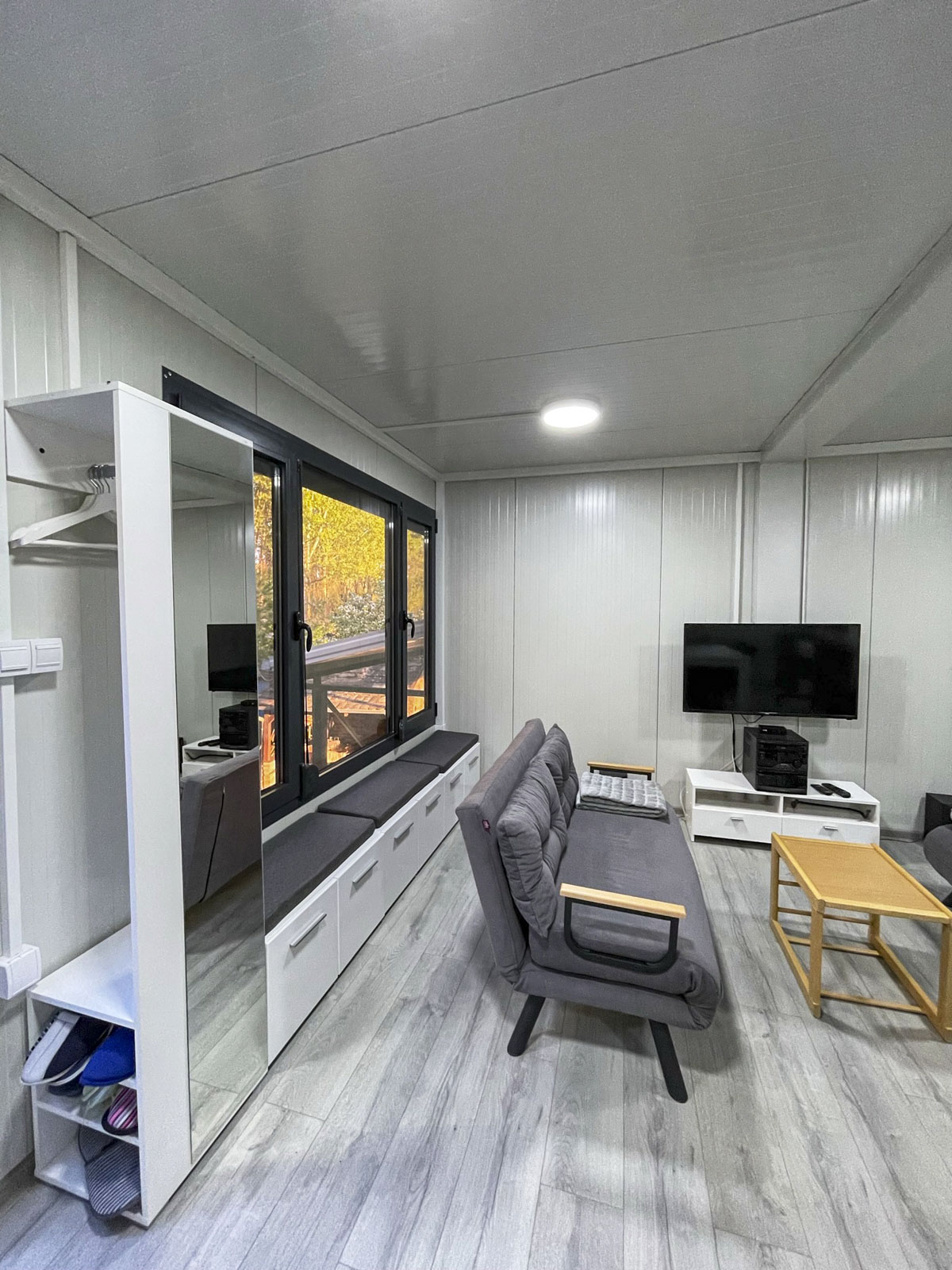 Stambeni-prostor-unutrasnjost-sa-namestajem