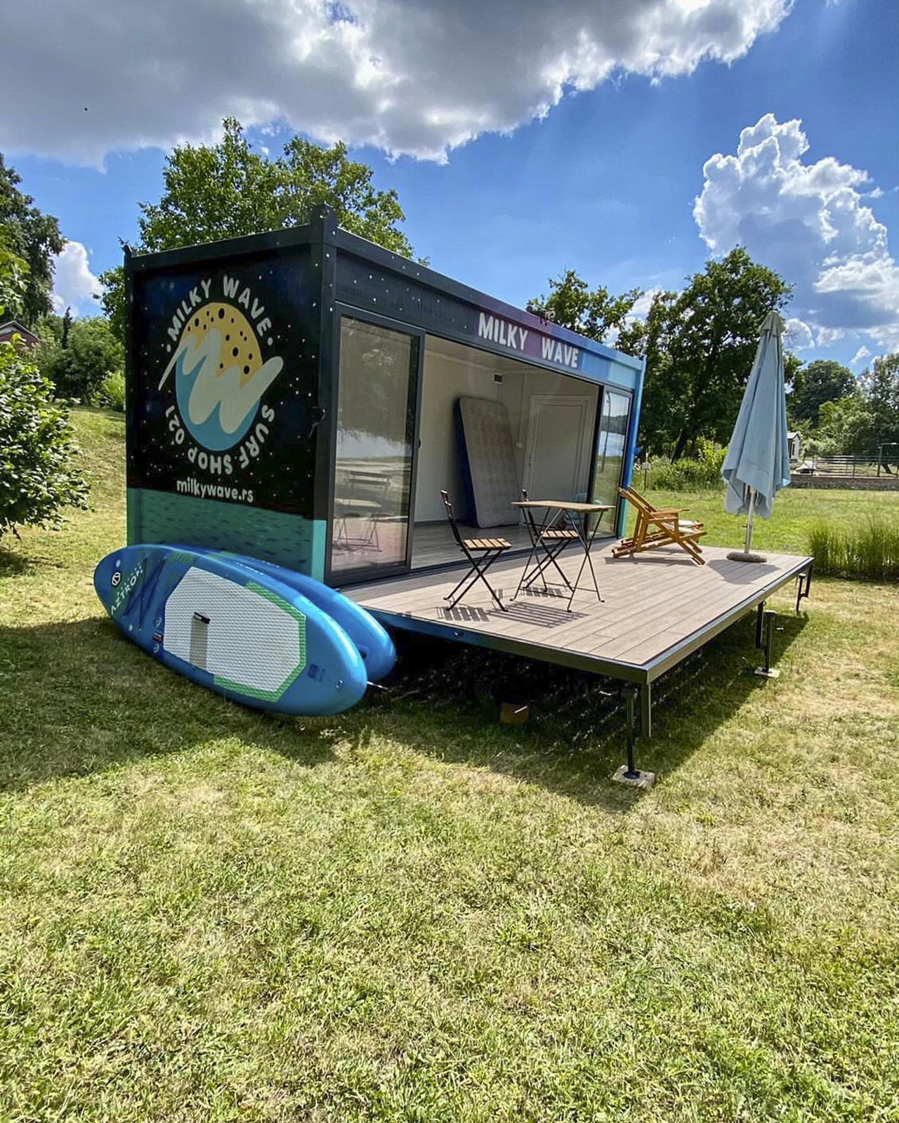 Surf-shop-kontejner-na-autoprikolici