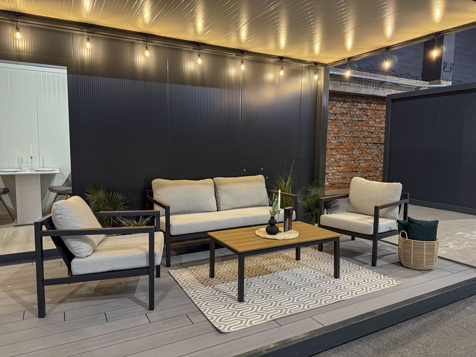 Terasa-u-objektu-na-L