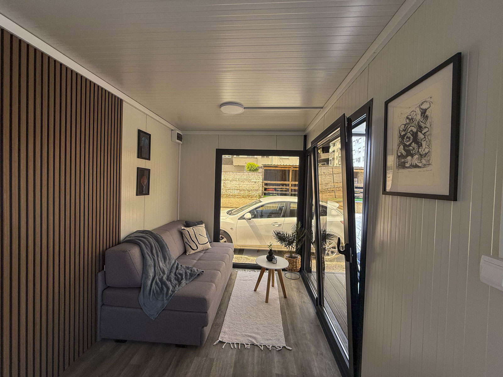 Unutrasnjost-antracit-kontejnera-sa-terasom