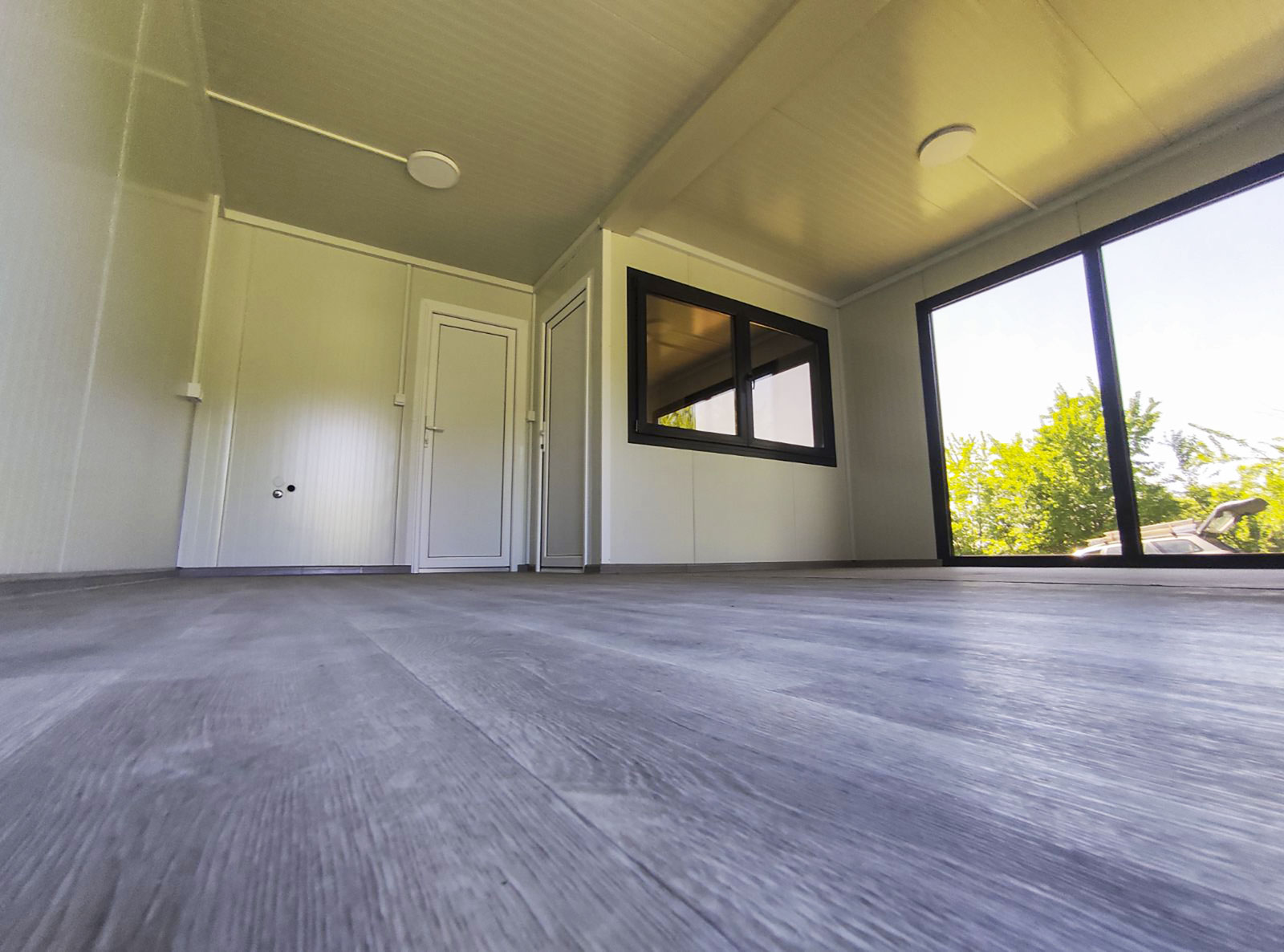 Unutrasnjost-duplexa-sa-balkonskim-vratima