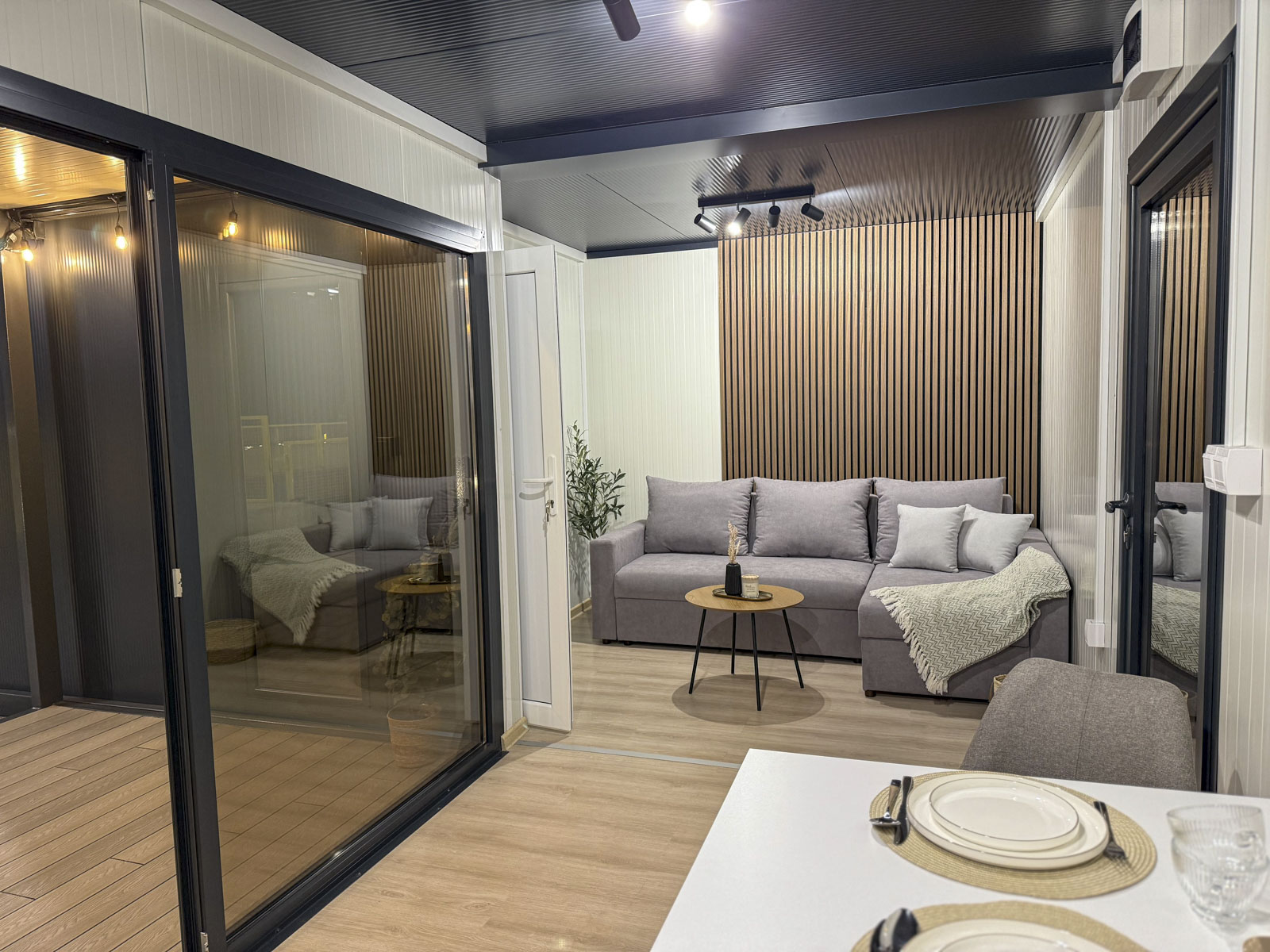 Unutrasnjost-kontejnera-na-L