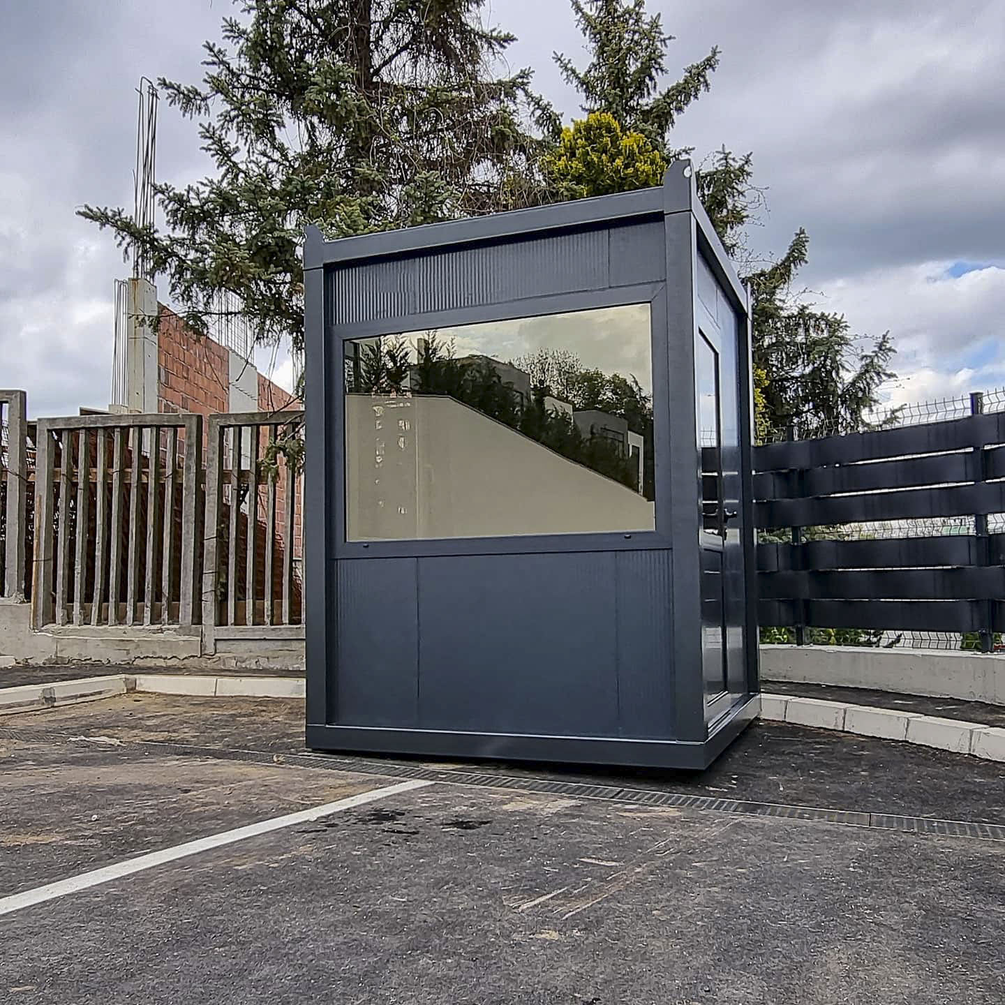 antracit-portirnica-sa-velikim-staklenim-poljem