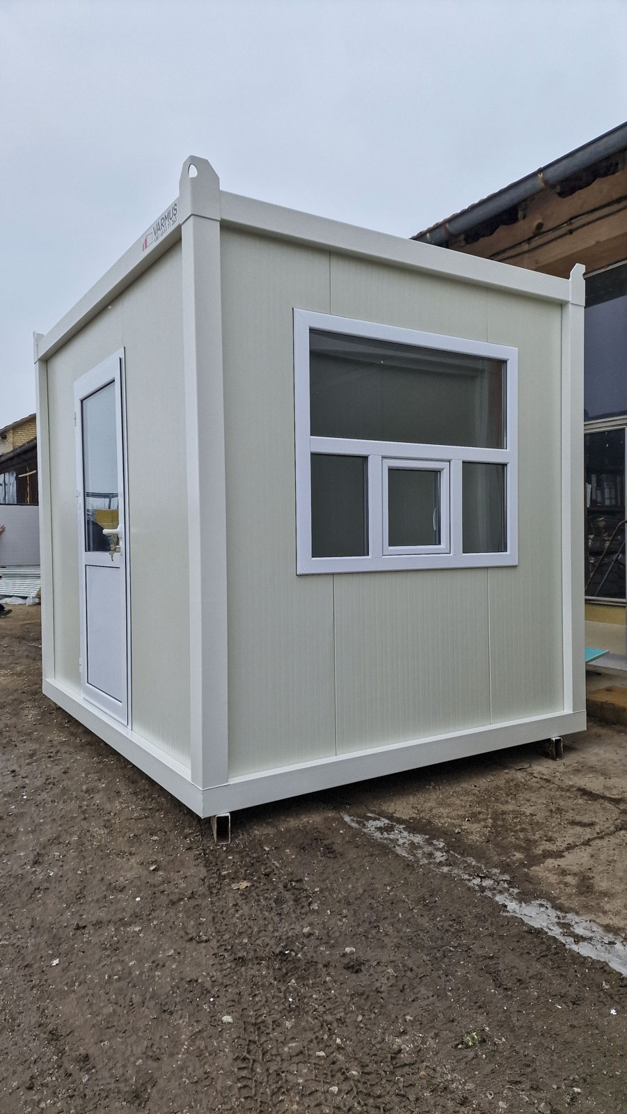 beli-kontejner-prostor-sa-malim-prozorom