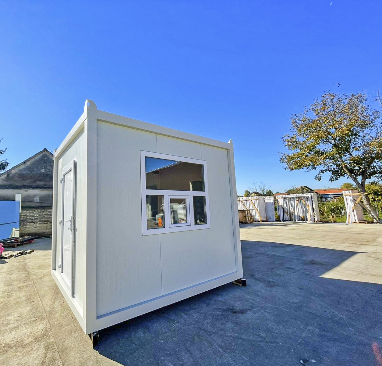 beli-objekat-sa-malim-prozorom