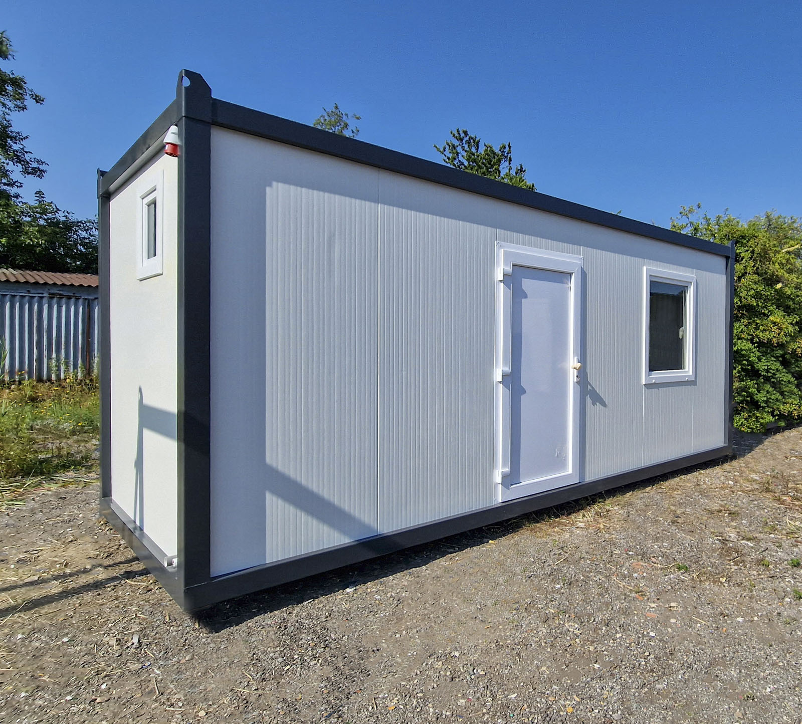 beli-sa-antracit-konstrukcijom-i-kupatilom