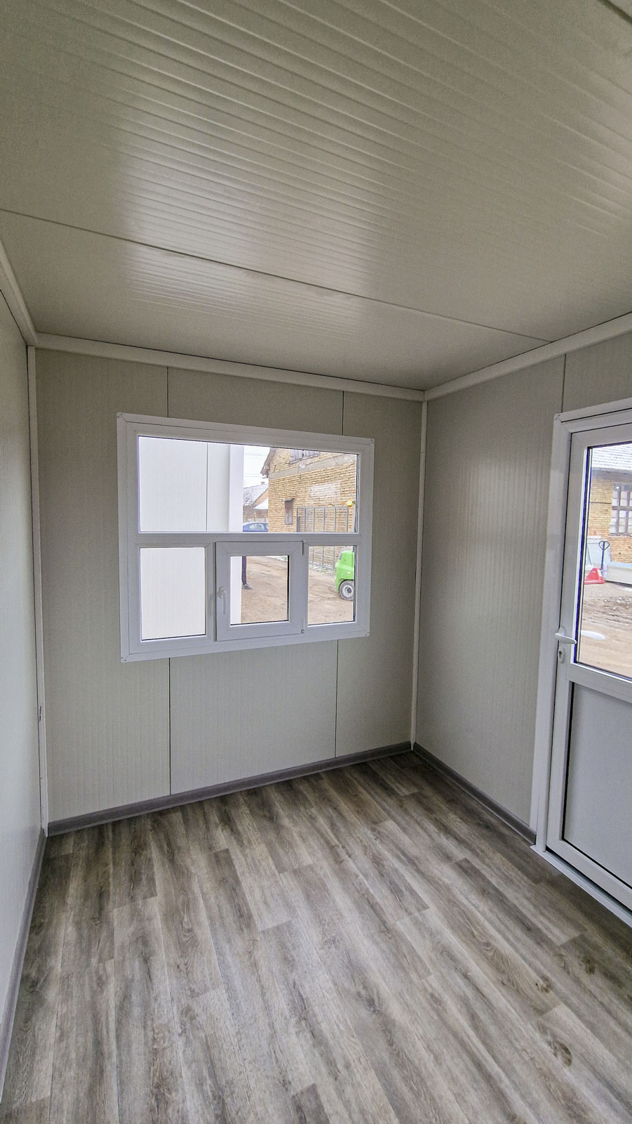 portirnica-unutrasnjost-kontejnera-sa-malim-prozorom