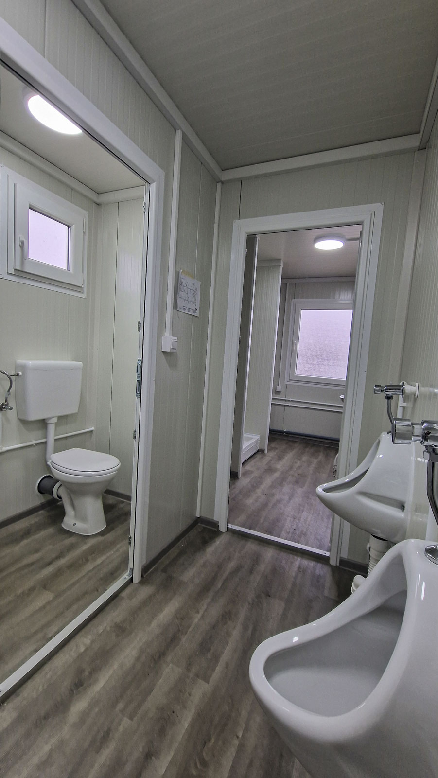 sanitarni-sa-pisoarom-i-tus-kabinom