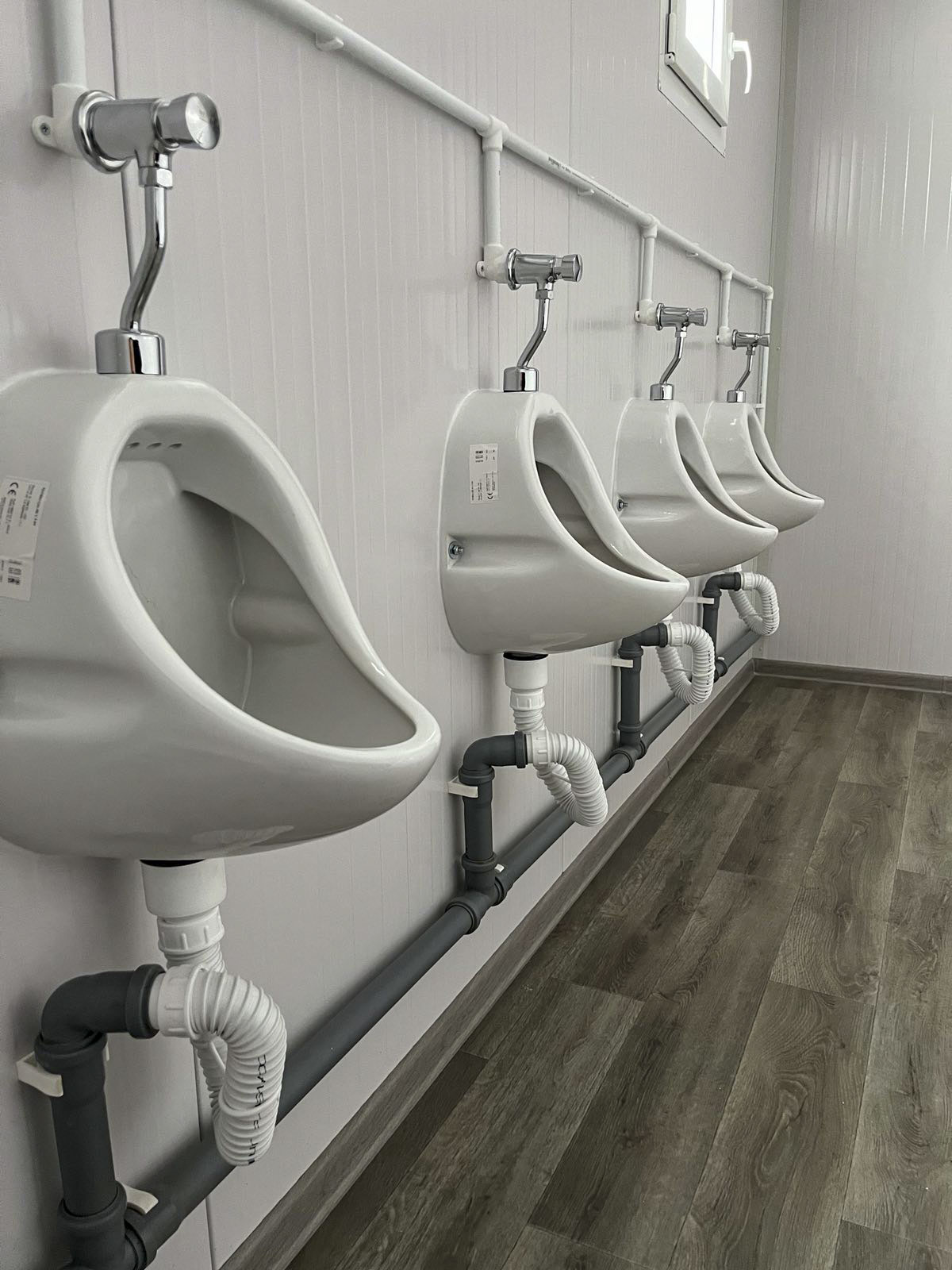 sanitarni-sa-vise-pisoara