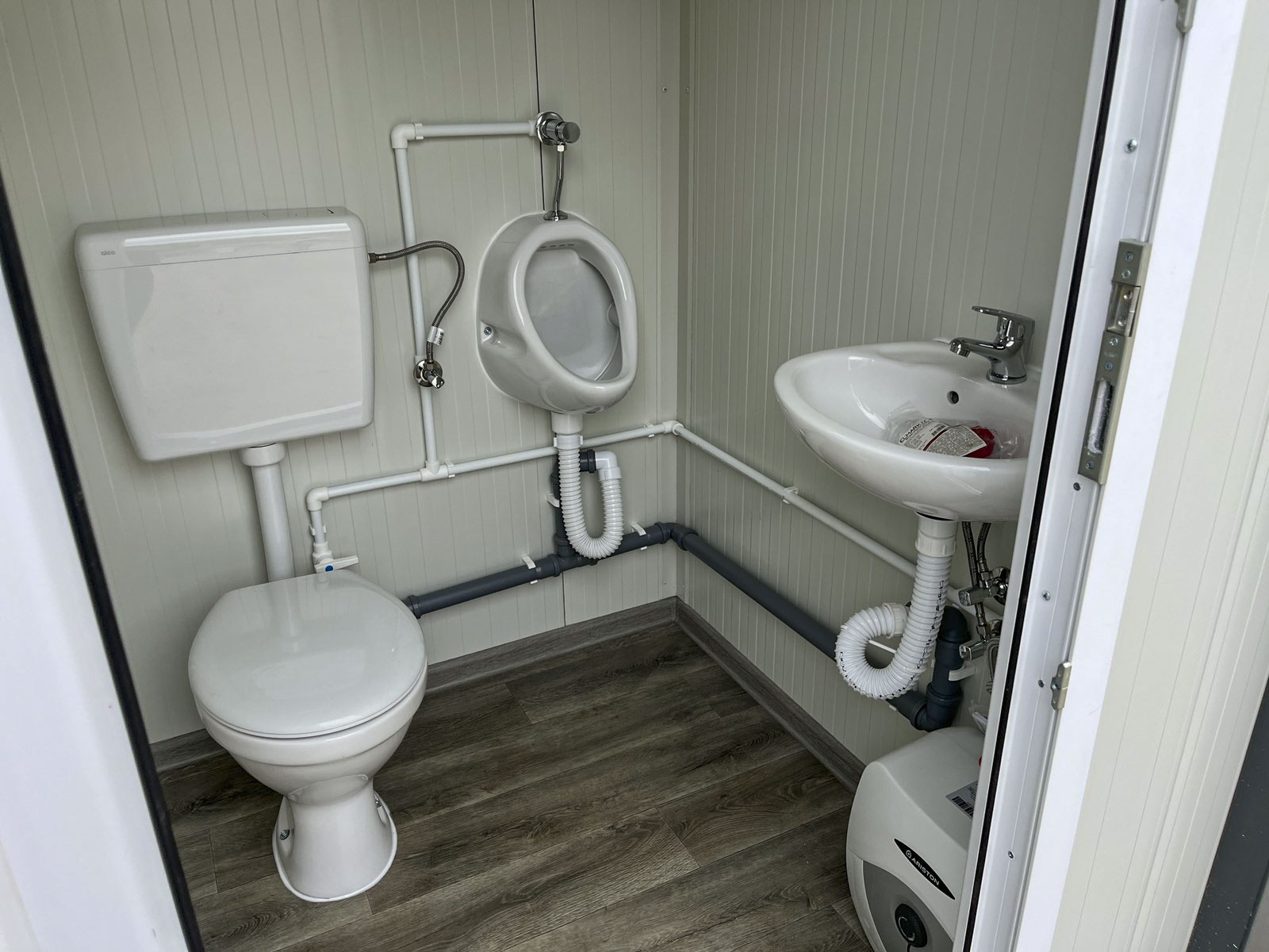 sanitarni-toalet-unutra