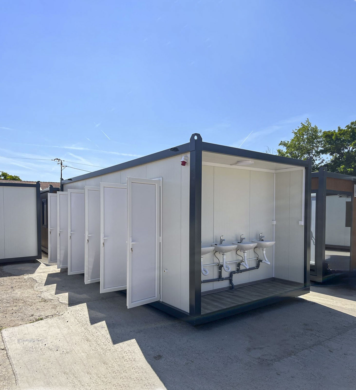 siroki-sanitarni-sa-vise-toaleta-i-umivaonicima