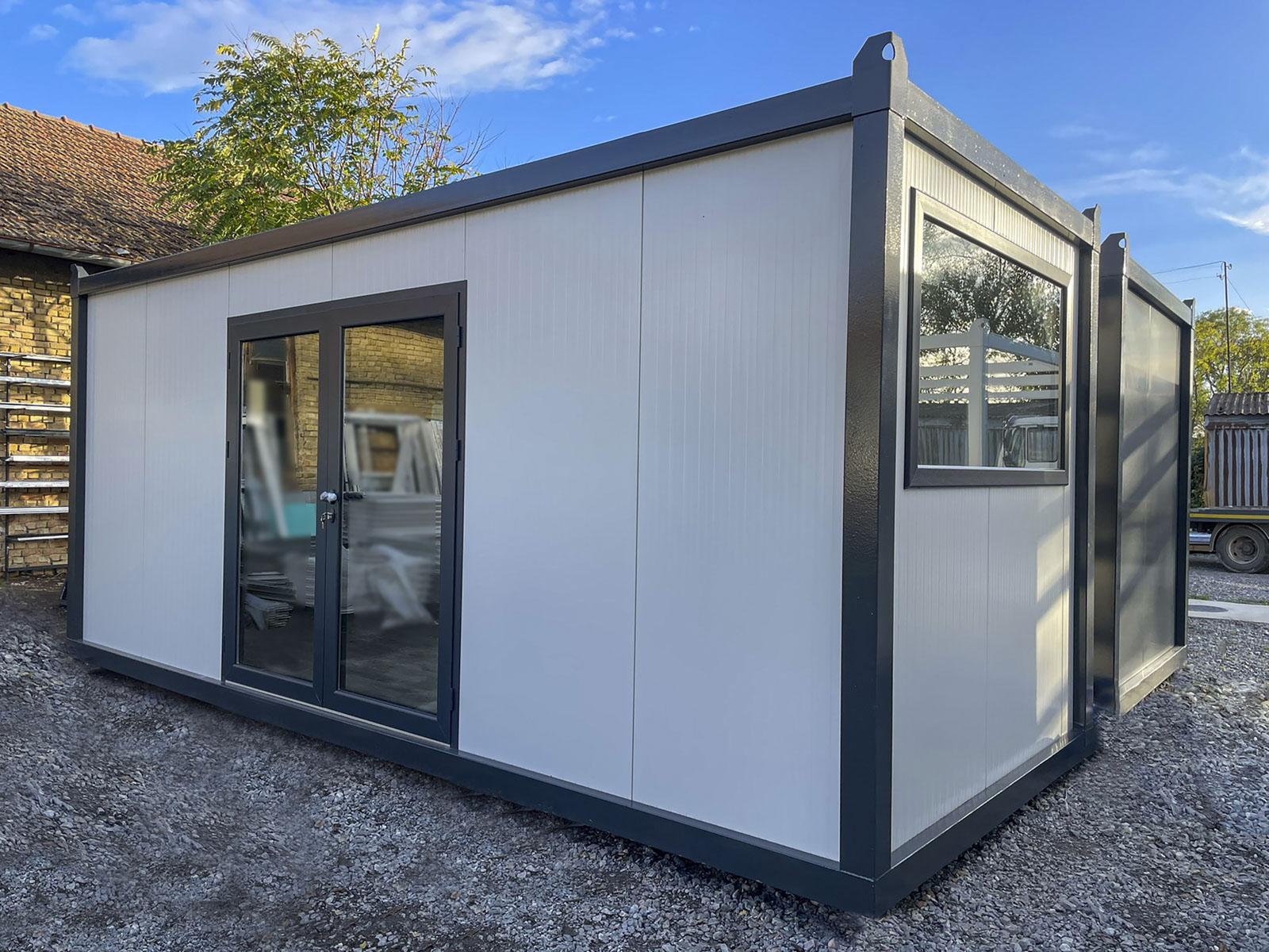 stambeni_beli-kontejner-sa-antracit-konstrukcijom