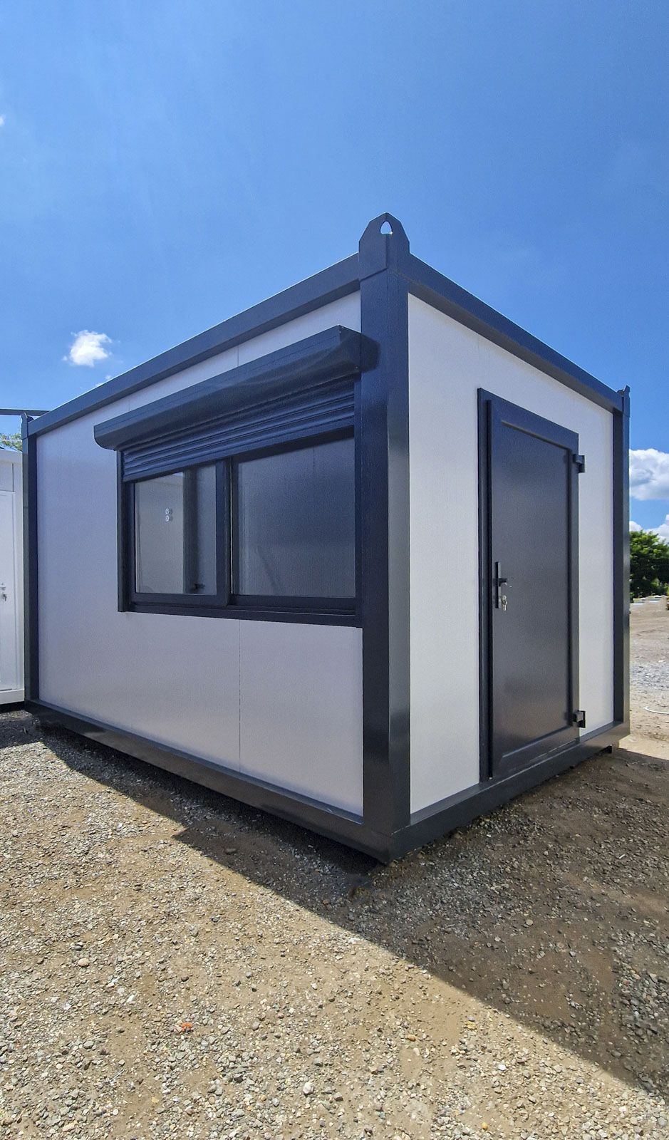 stambeni_beli-sa-kliznim-prozorom-i-roletnom