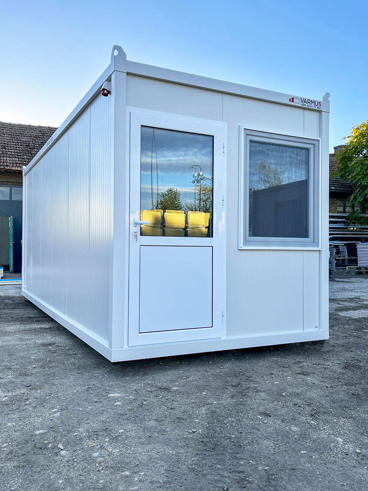 stambeni_beli-spolja-sa-vratima-u-polu-staklu