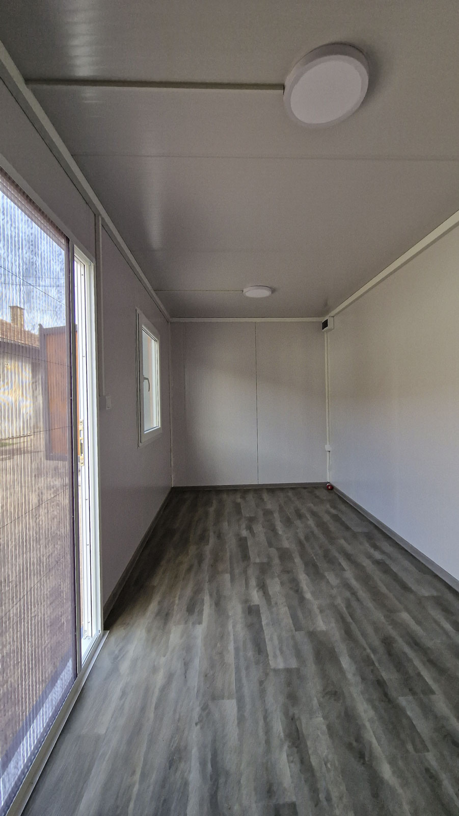 stambeni_unutrasnjost-beli-objekat-sa-kupatilom-i-komarnicima